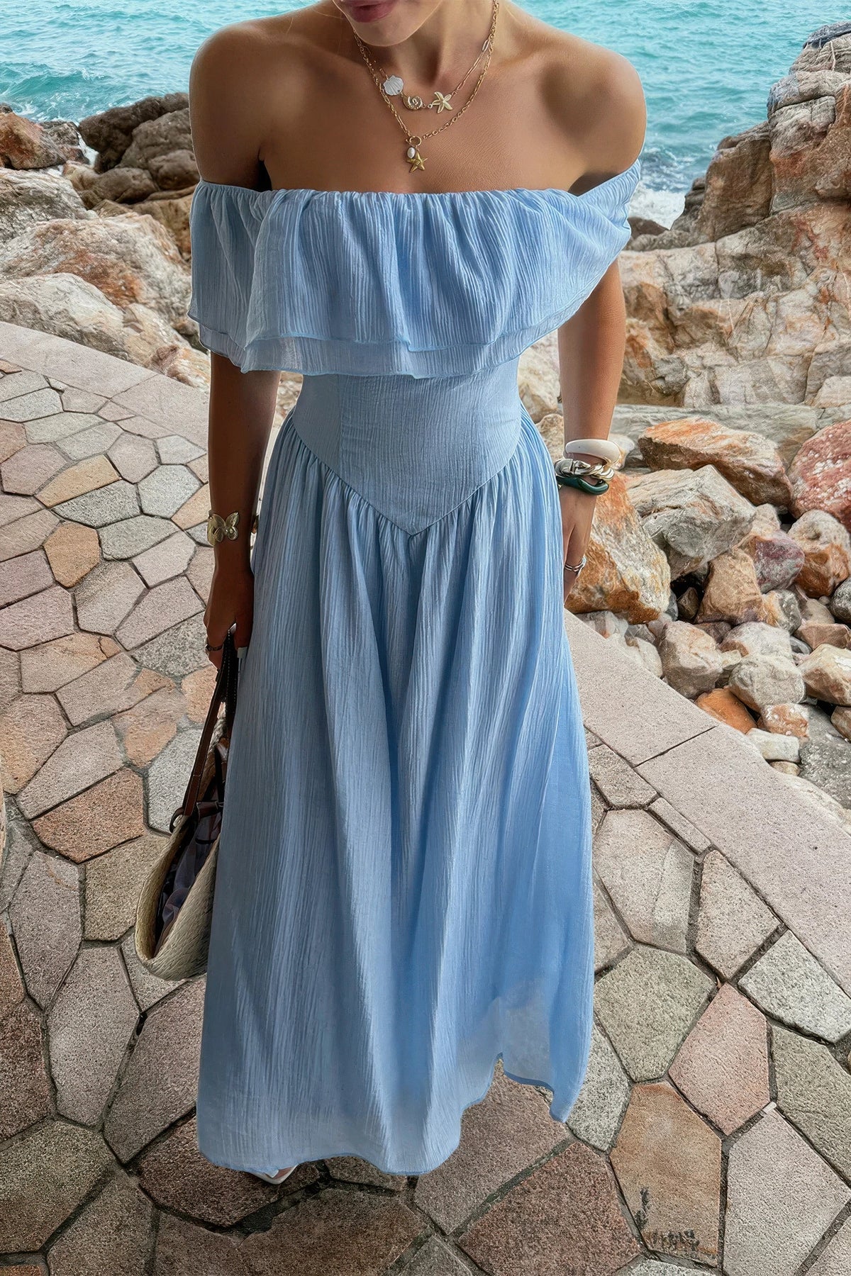 Robe longue bleue à décolleté épaules dénudées et volants, taille froncée