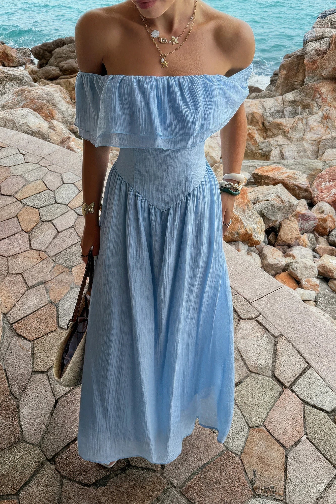 Robe longue bleue à décolleté épaules dénudées et volants, taille froncée