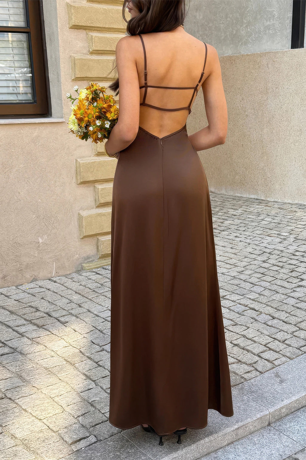 Robe longue marron dos nu, bretelles croisées dans le dos, tombé évasé