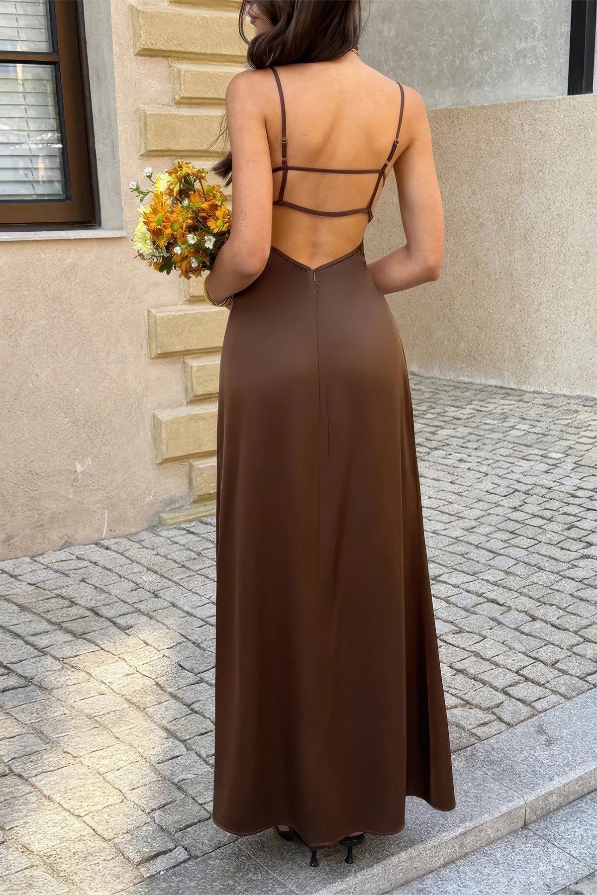 Robe longue marron dos nu, bretelles croisées dans le dos, tombé évasé