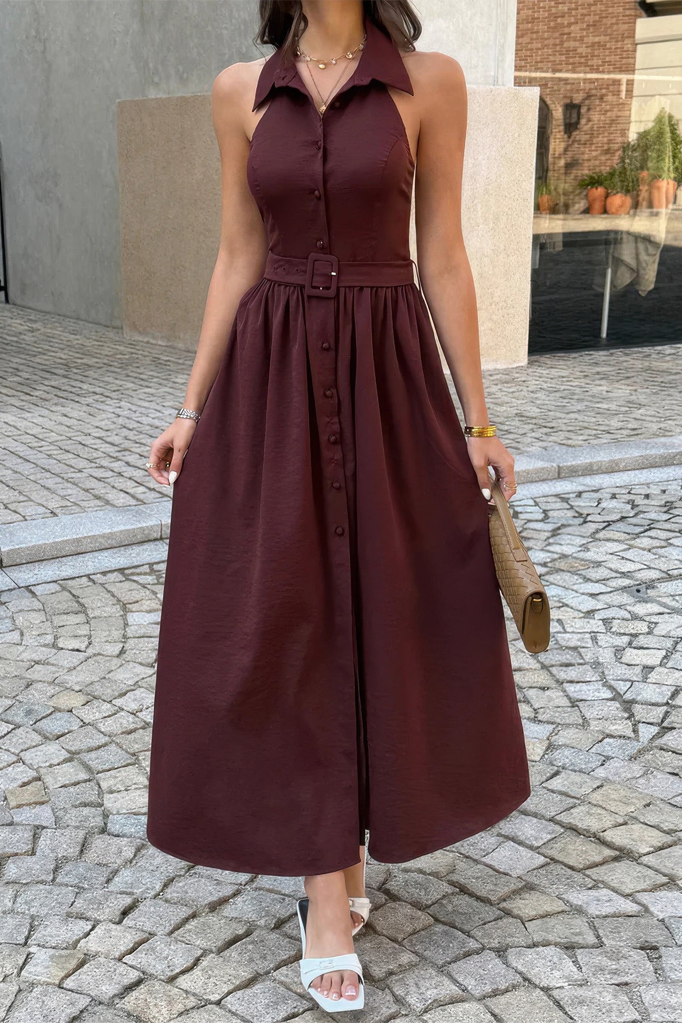 Robe midi trapèze bordeaux sans manches à col et ceinture, boutonnée sur le devant