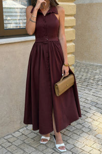 Robe midi trapèze bordeaux sans manches, col et ceinture à la taille, boutons