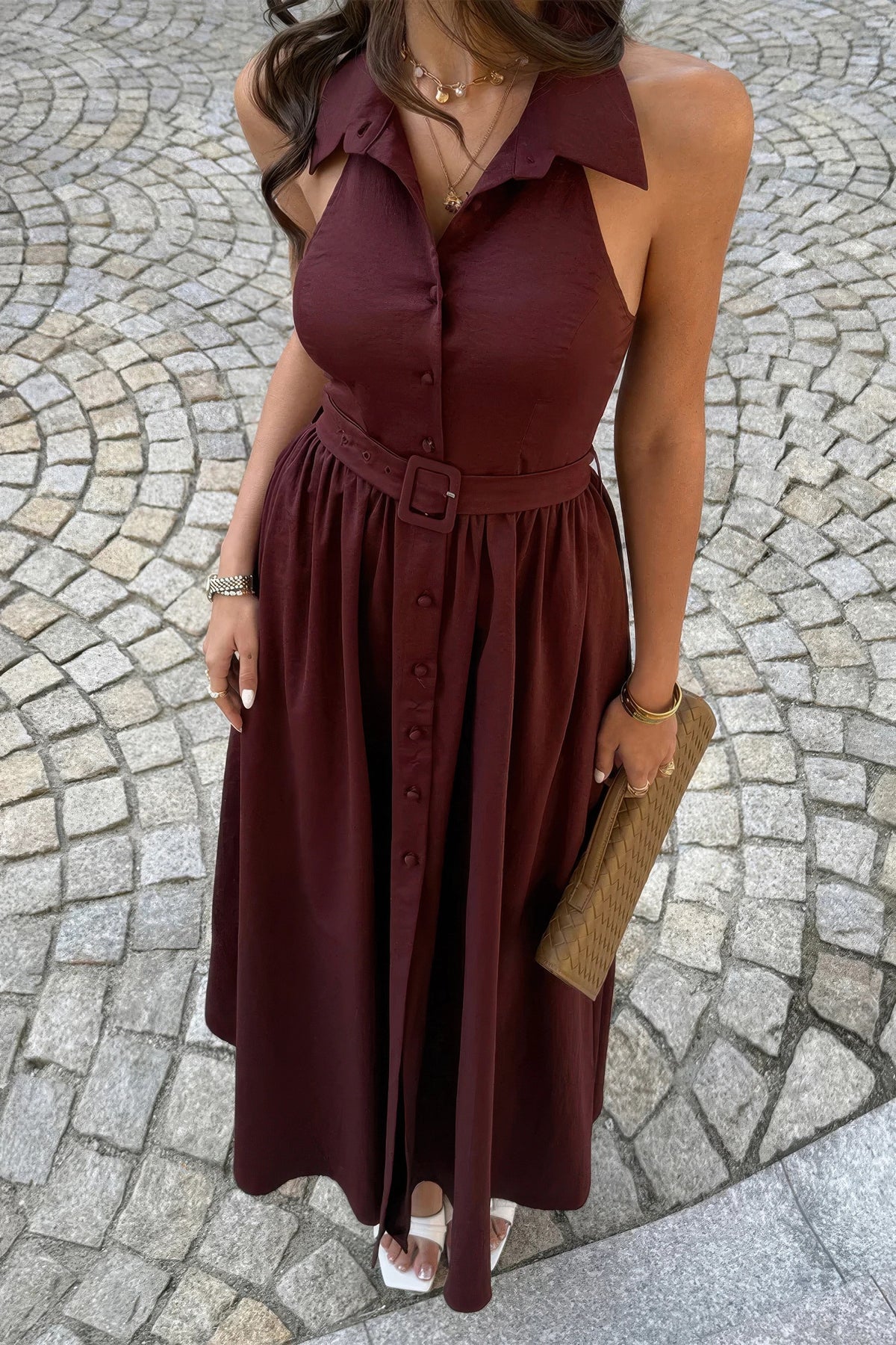 Robe midi trapèze bordeaux sans manches, col, ceinture et plis à la taille