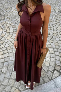 Robe midi trapèze bordeaux sans manches, col, ceinture et plis à la taille