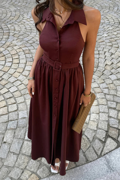 Robe midi trapèze bordeaux sans manches, col, ceinture et plis à la taille