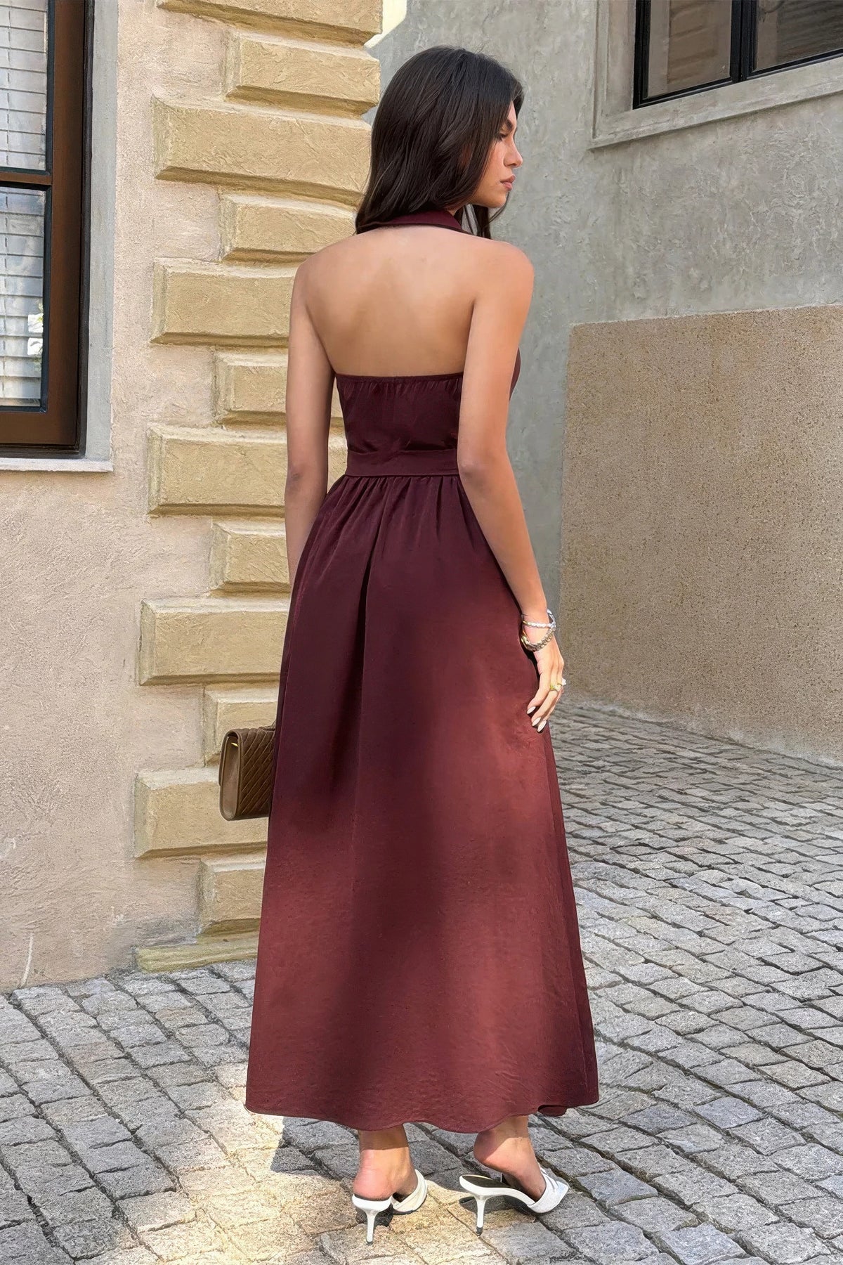 Robe midi trapèze bordeaux sans manches, dos nu, ceinture à la taille