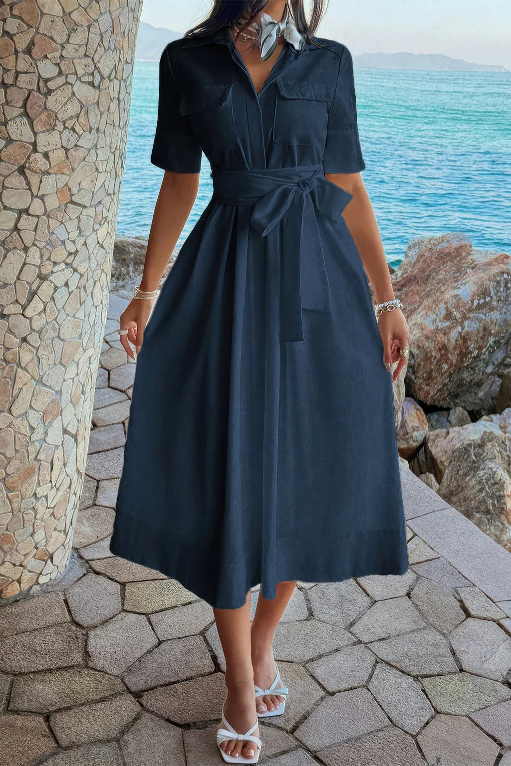 Robe A-line sombre à col chemise, poches et ceinture nouée, manches courtes