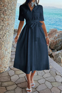Robe A-line sombre à col chemise, poches et ceinture nouée, manches courtes