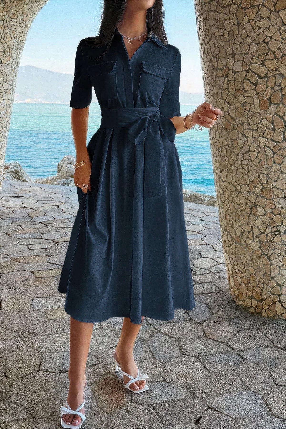 Robe bleu marine A-line boutonnée, col chemise, poches et ceinture nouée