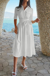 Robe A-line blanche boutonnée, col chemise, poches et ceinture nouée, manches courtes