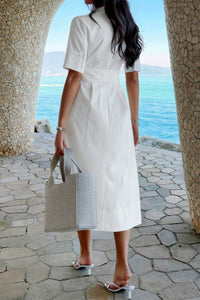 Robe blanche A-line à col chemise, ceinture nouée et fente devant