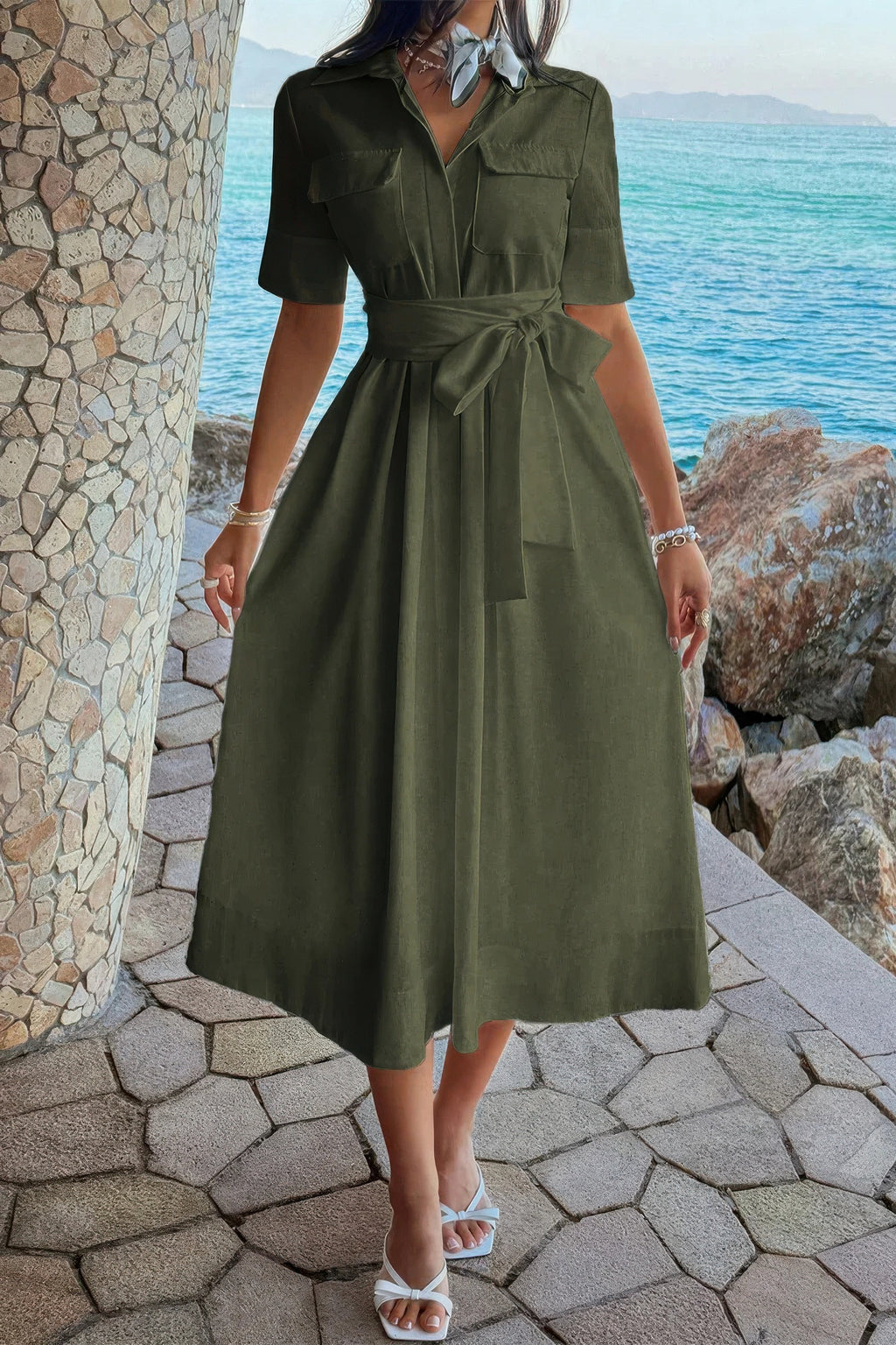 Robe évasée olive à col revers, manches courtes, poches et ceinture nouée à la taille