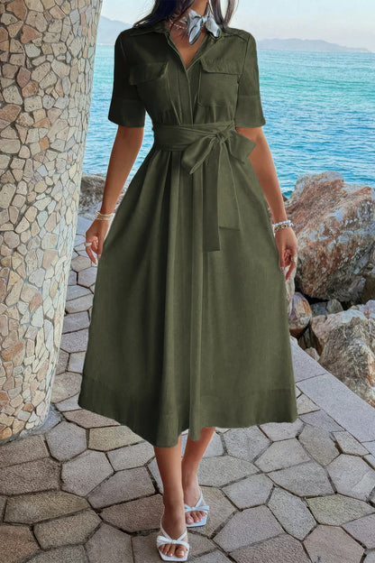 Robe évasée olive à col revers, manches courtes, poches et ceinture nouée à la taille