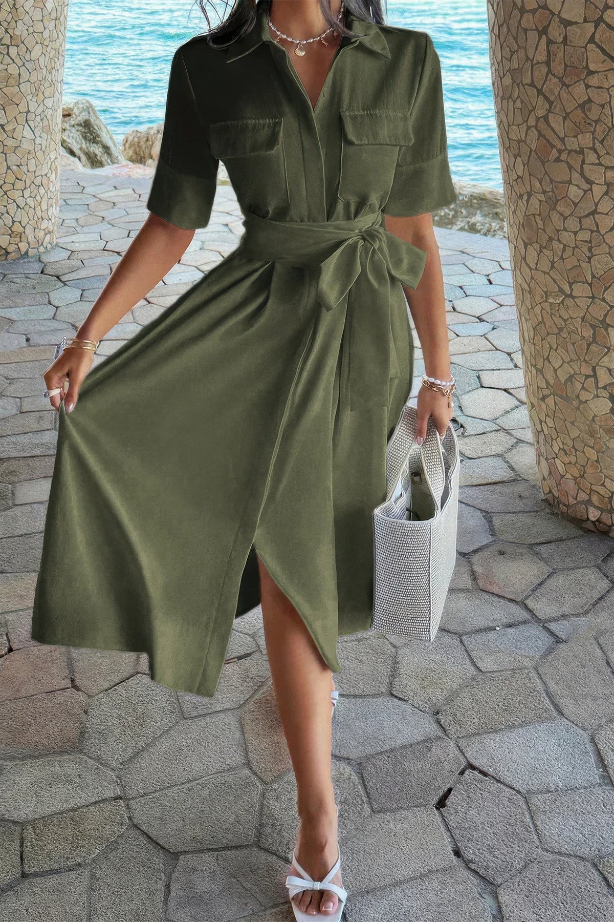 Robe olive évasée à col revers, poches, ceinture nouée; ourlet fendu devant