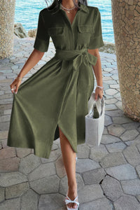 Robe olive évasée à col revers, poches, ceinture nouée; ourlet fendu devant