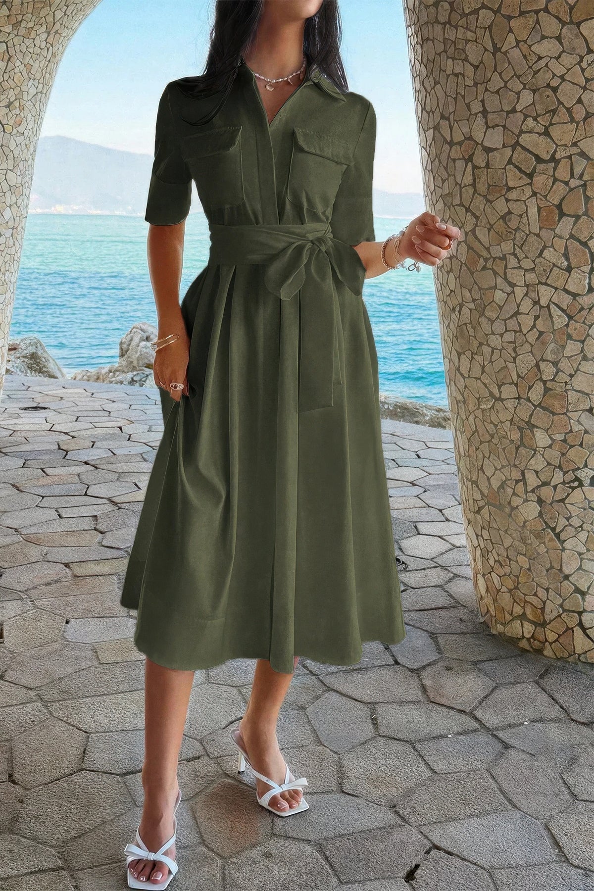 Robe olive mi-longue à col revers, boutons devant, poches et ceinture nouée