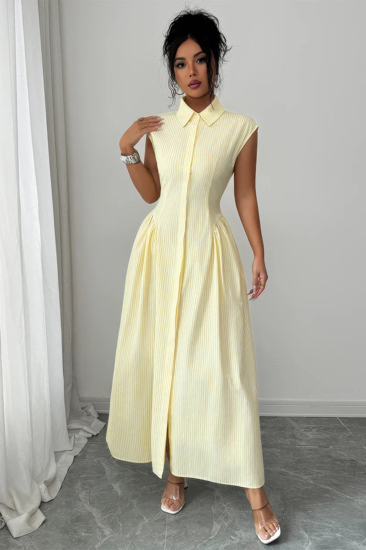 Robe longue jaune à encolure chemise, manches courtes, fronces à la taille, fente.