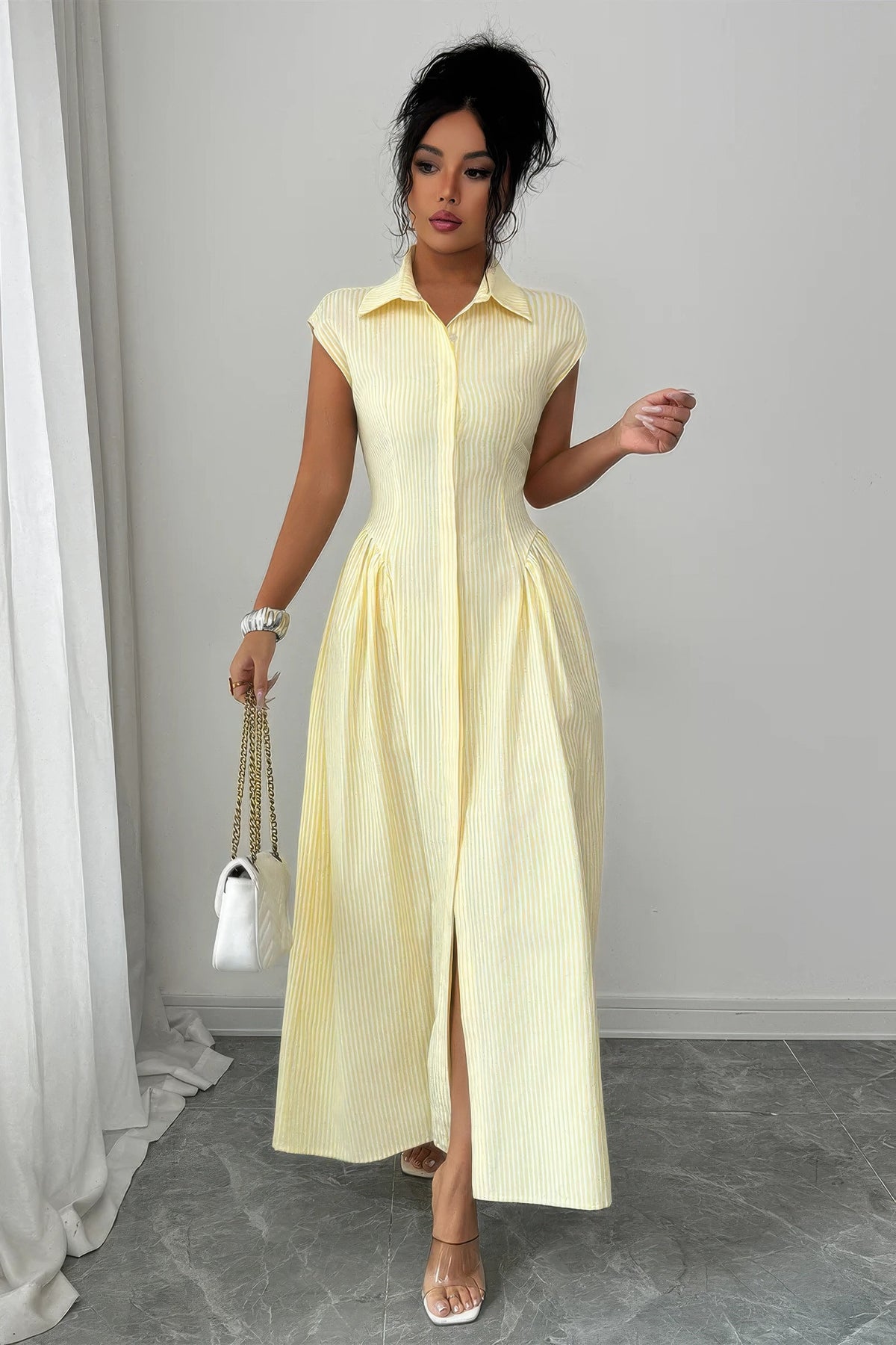Robe longue jaune texturée, encolure chemise, fronces à la taille, fente avant.