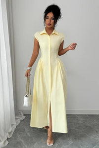 Robe longue jaune texturée, encolure chemise, fronces à la taille, fente avant.