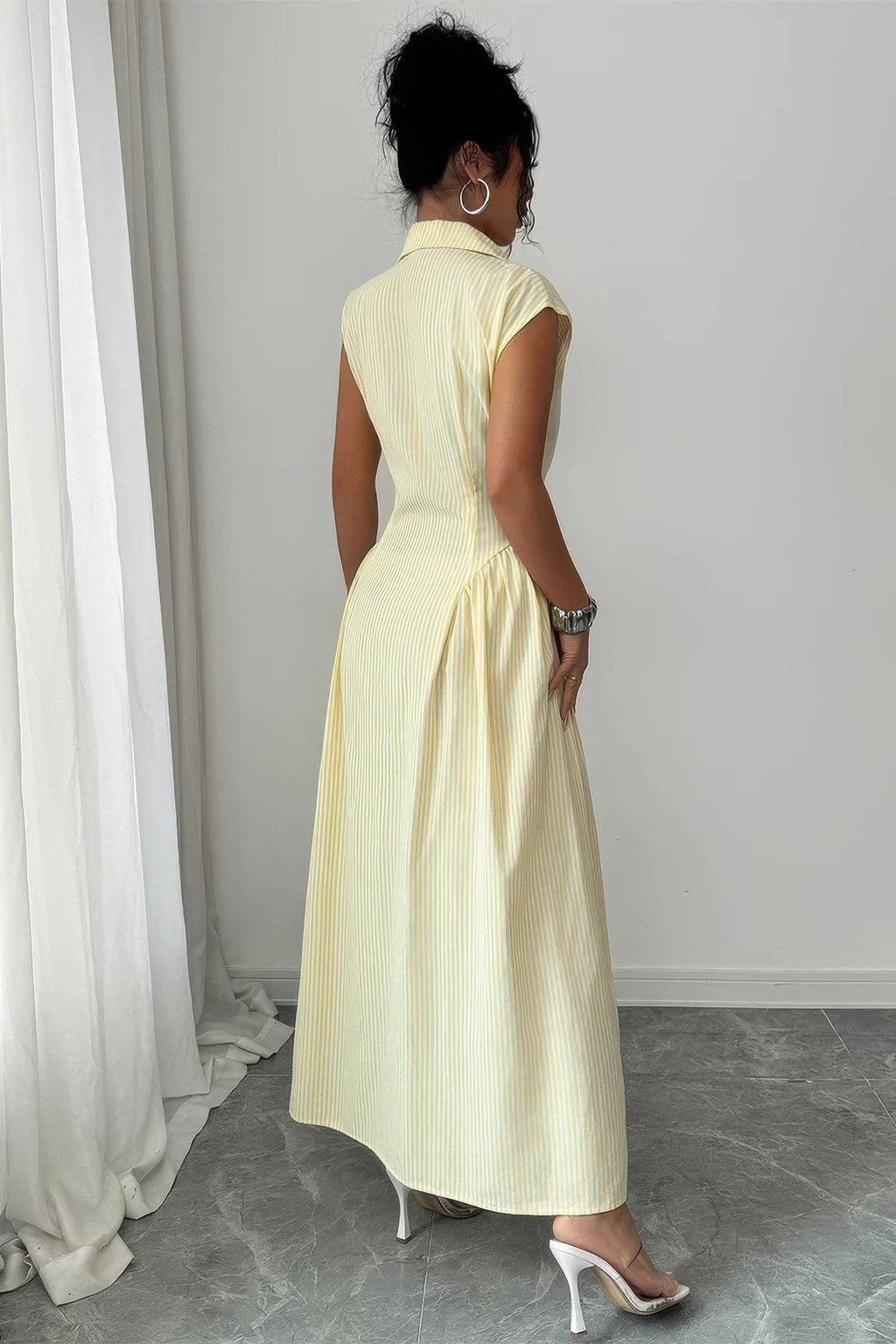 Robe longue jaune dos visible, encolure chemise, fronces à la taille, fente au bas.