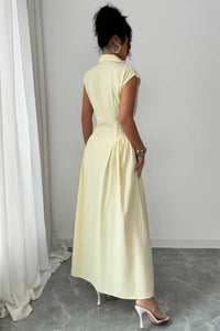 Robe longue jaune dos visible, encolure chemise, fronces à la taille, fente au bas.