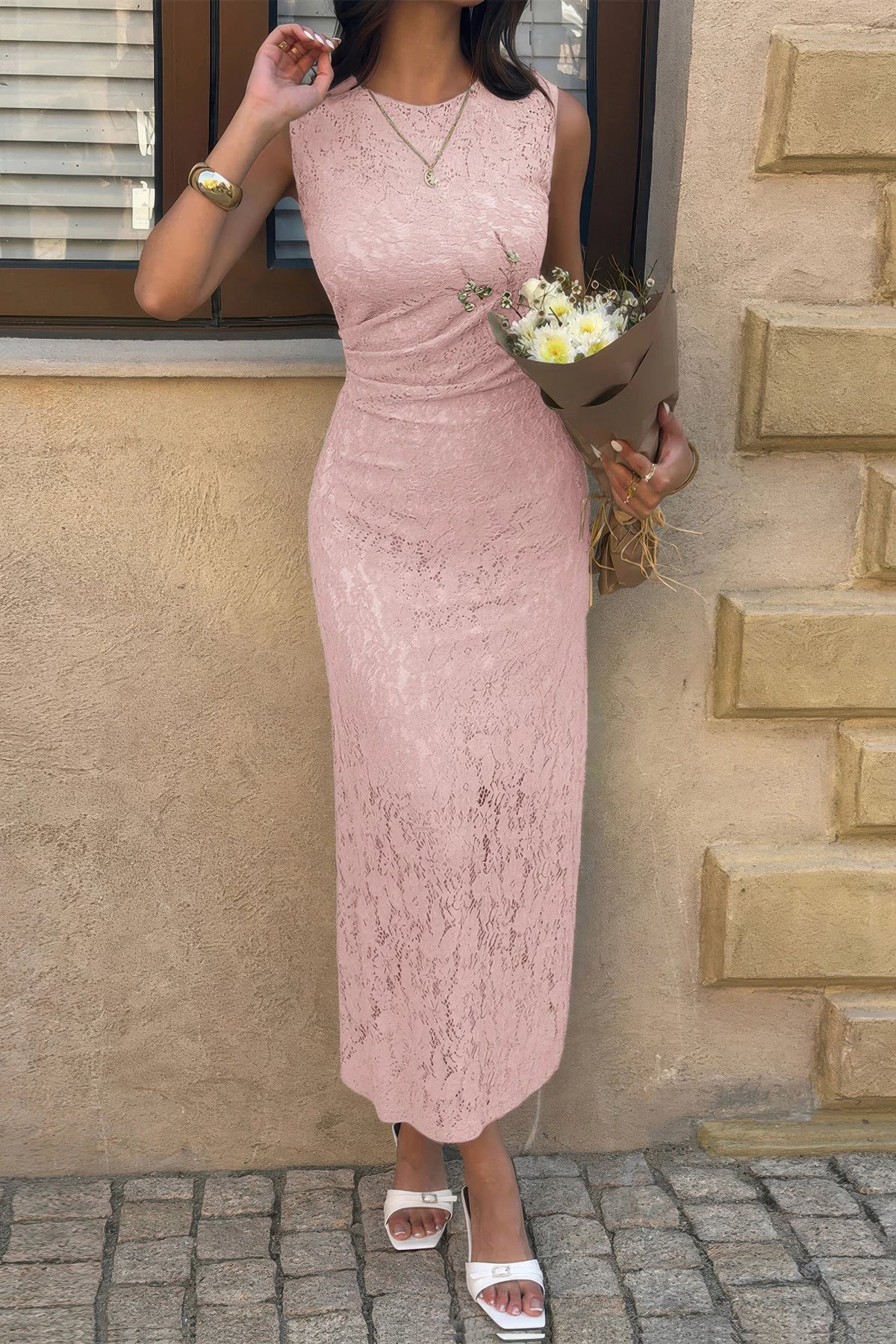 Robe midi rose en dentelle sans manches, taille froncée, style cocktail