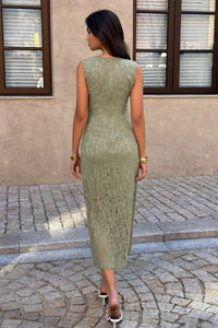 Robe midi sans manches en dentelle vert olive, vue de dos, taille froncée