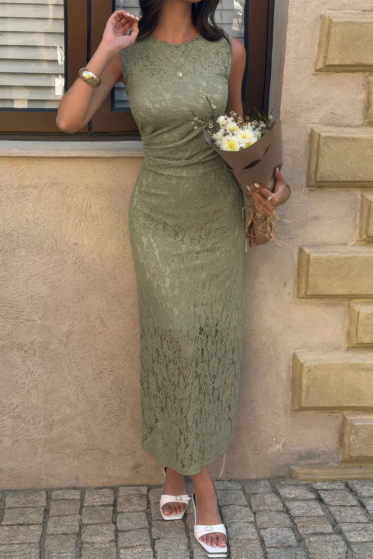 Robe midi vert olive en dentelle sans manches, taille froncée, col rond