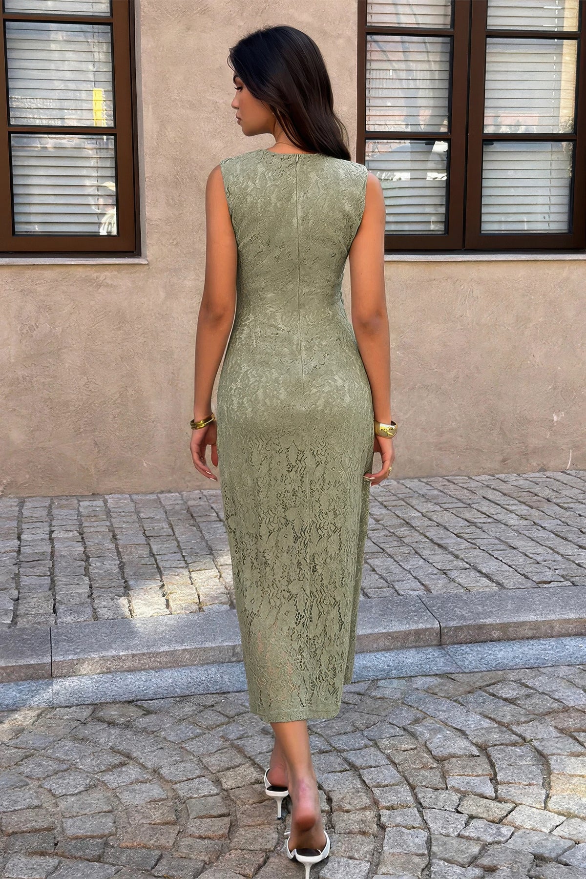 Robe midi sans manches en dentelle vert sauge, taille froncée, vue arrière.