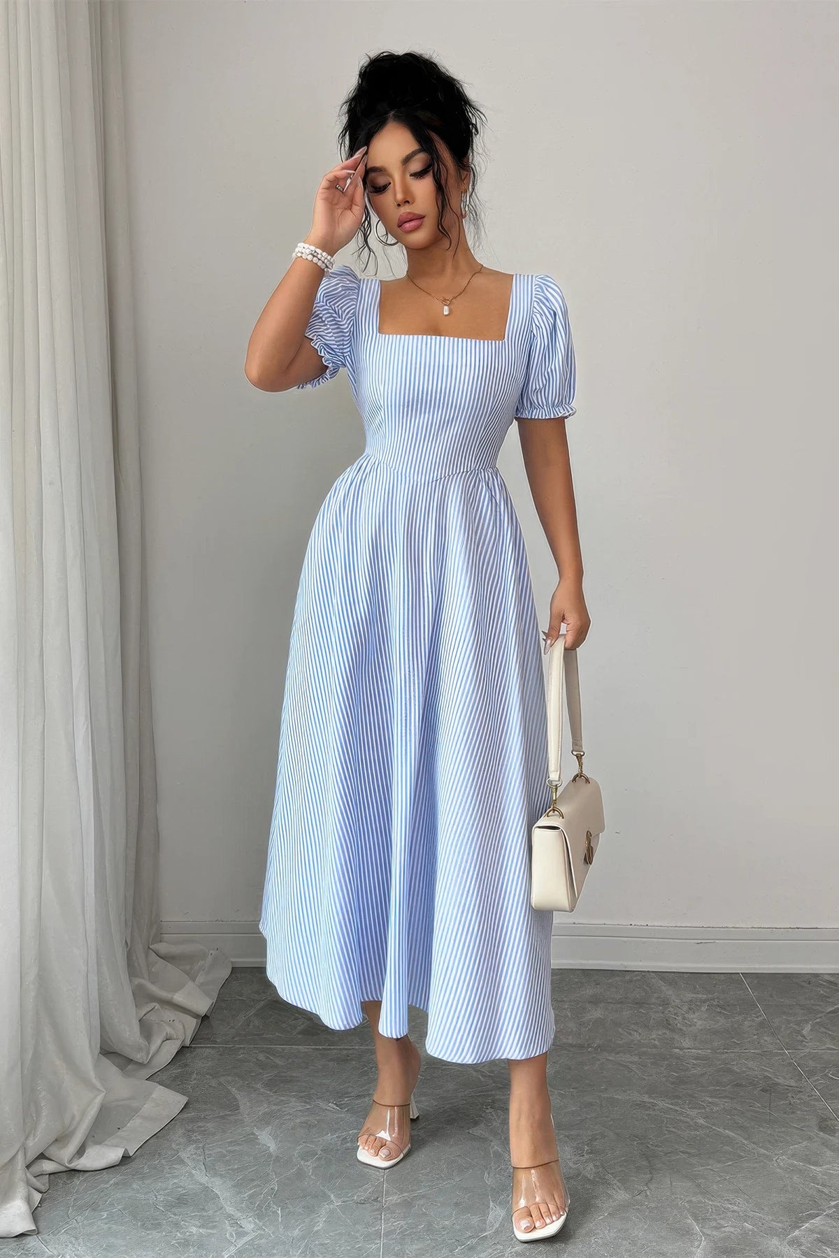 Robe mi-longue rayée bleu clair, décolleté carré et manches bouffantes