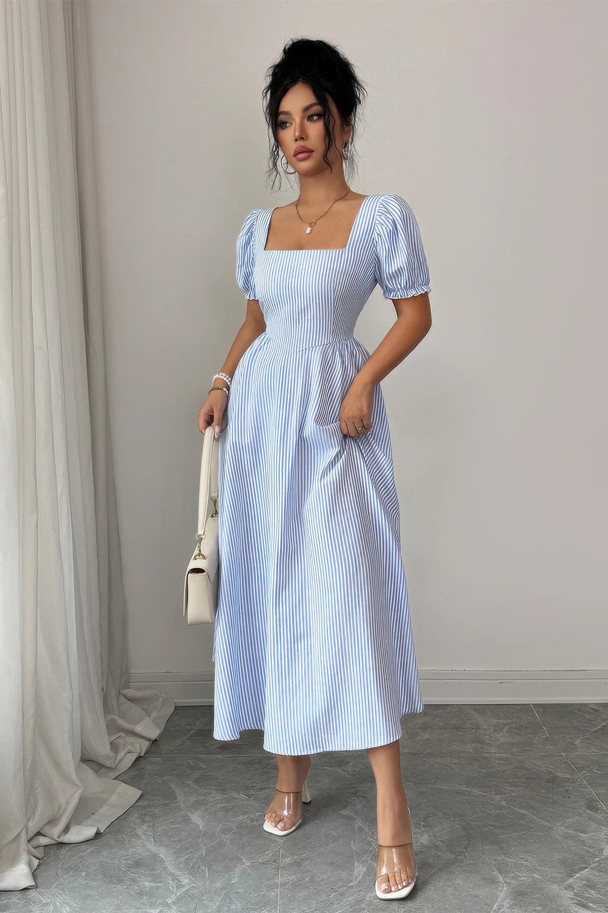 Robe rayée bleu clair décolleté carré, manches bouffantes et ourlet midi