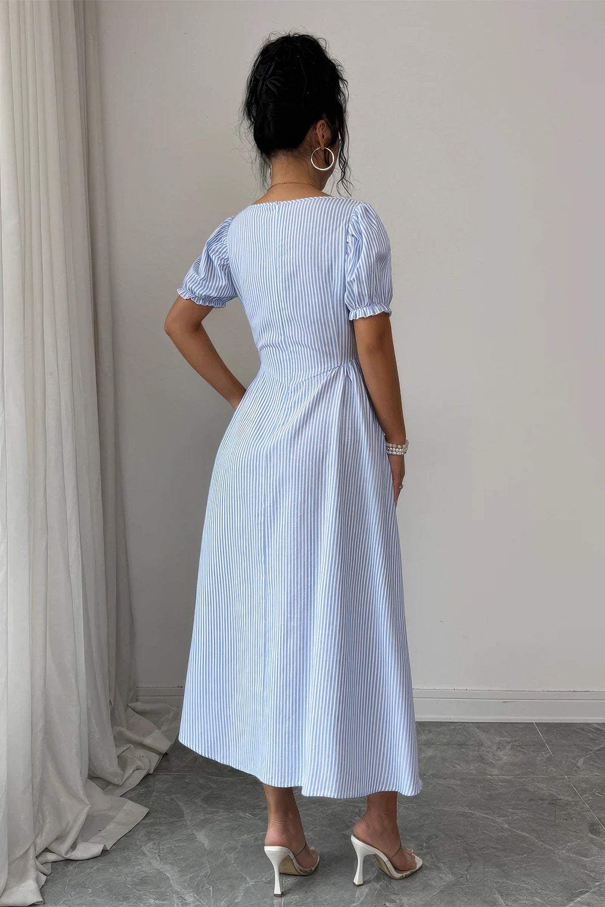 Robe rayée bleu clair vue de dos, manches bouffantes et taille froncée