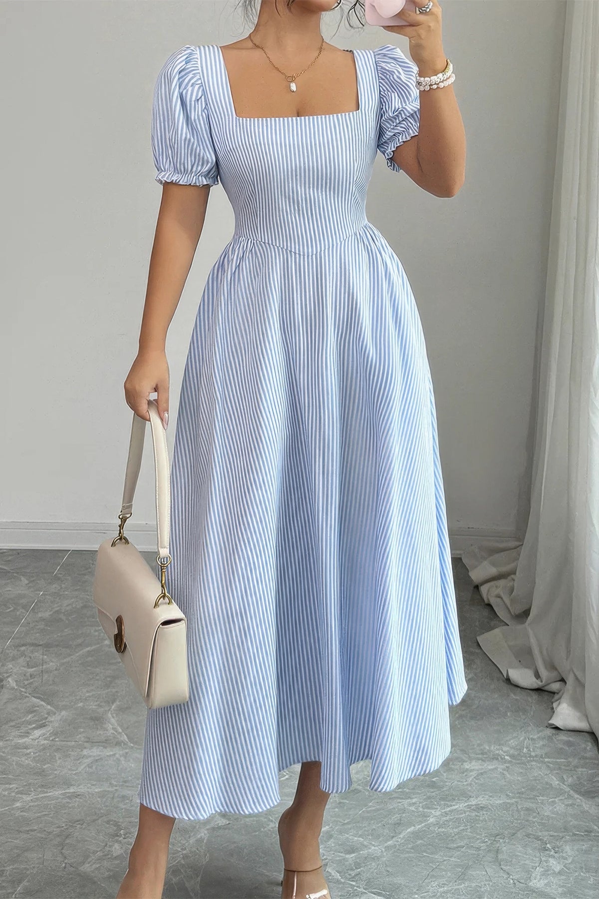 Robe rayée bleu clair décolleté carré, manches bouffantes et jupe évasée