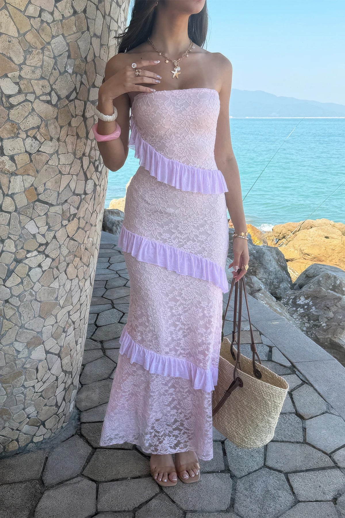 Robe maxi dentelle lilas clair, bustier sans bretelles, volants contrastés.