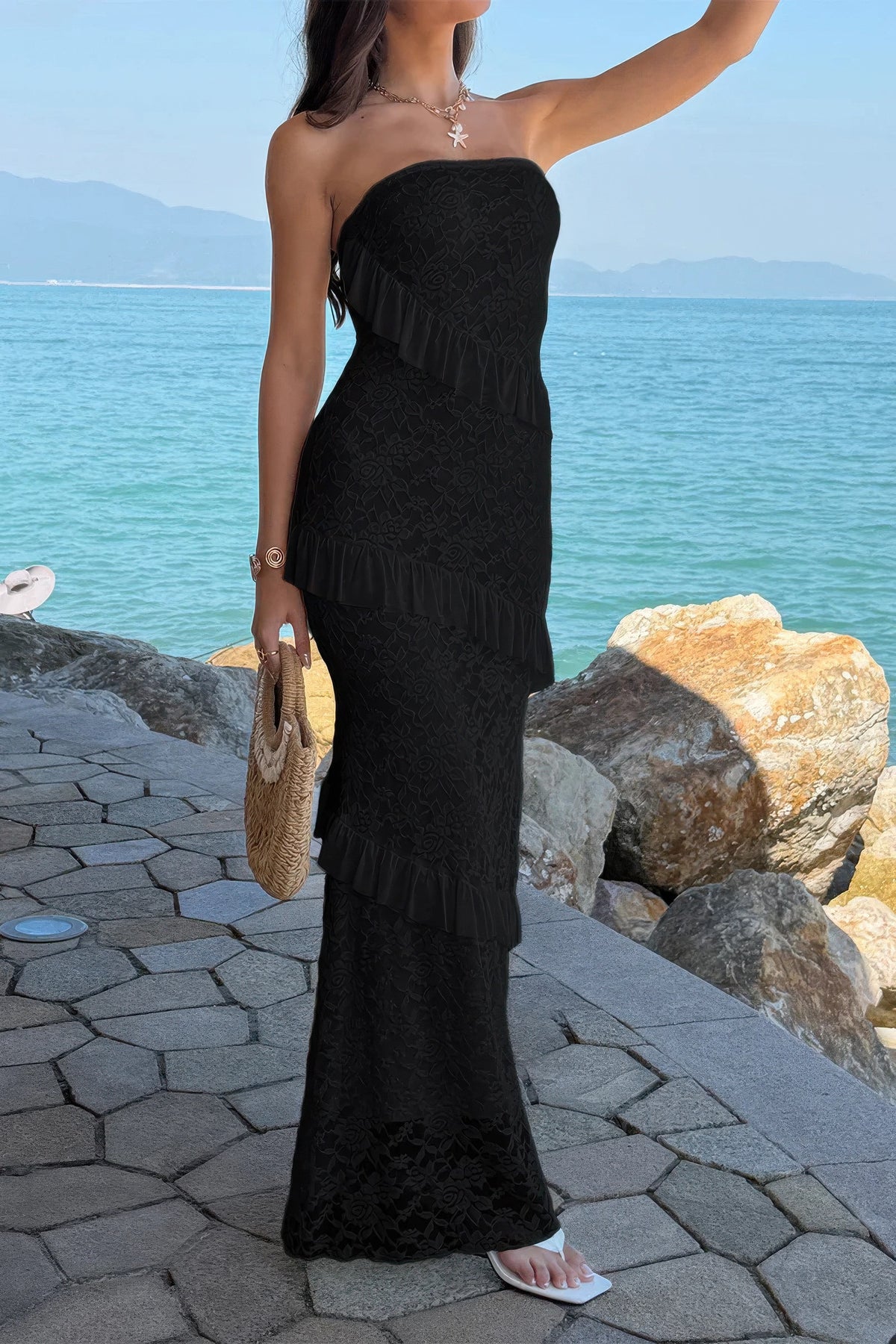 Robe maxi dentelle noire à bustier sans bretelles, fronces/volants à étages.