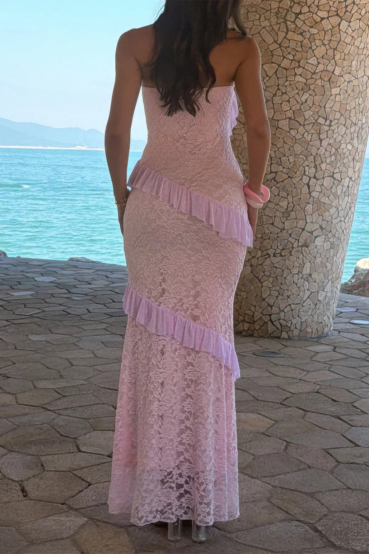 Robe maxi dentelle lilas rosé, bustier sans bretelles, volants sur la partie basse.
