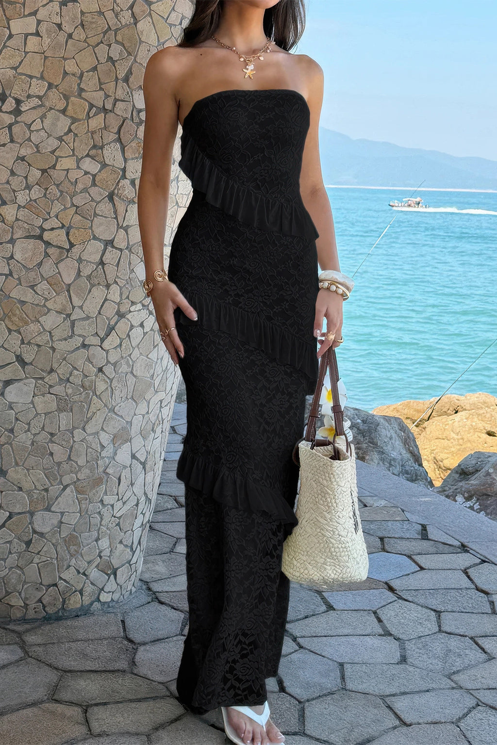 Robe maxi dentelle noire à bustier sans bretelles, volants en cascade.