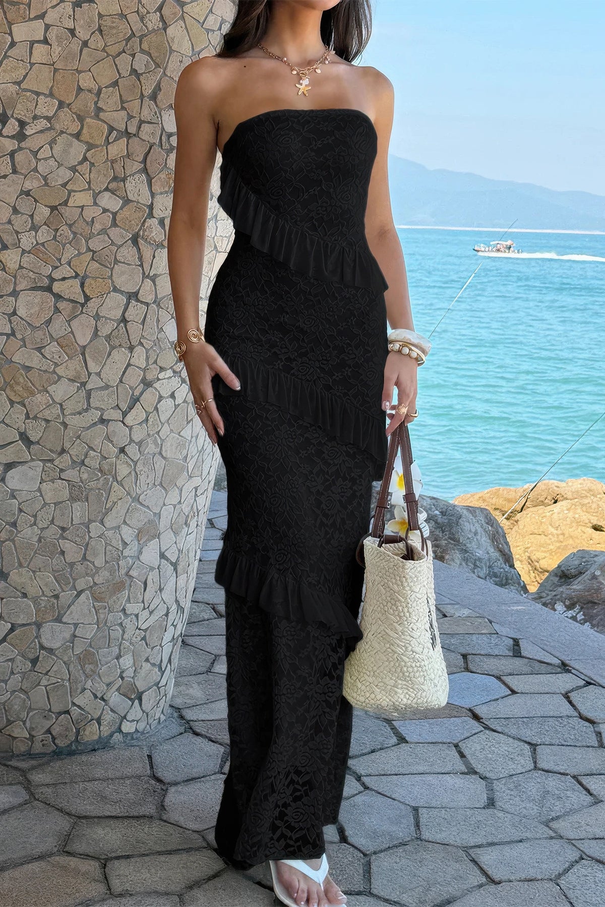 Robe maxi dentelle noire à bustier sans bretelles, volants en cascade.