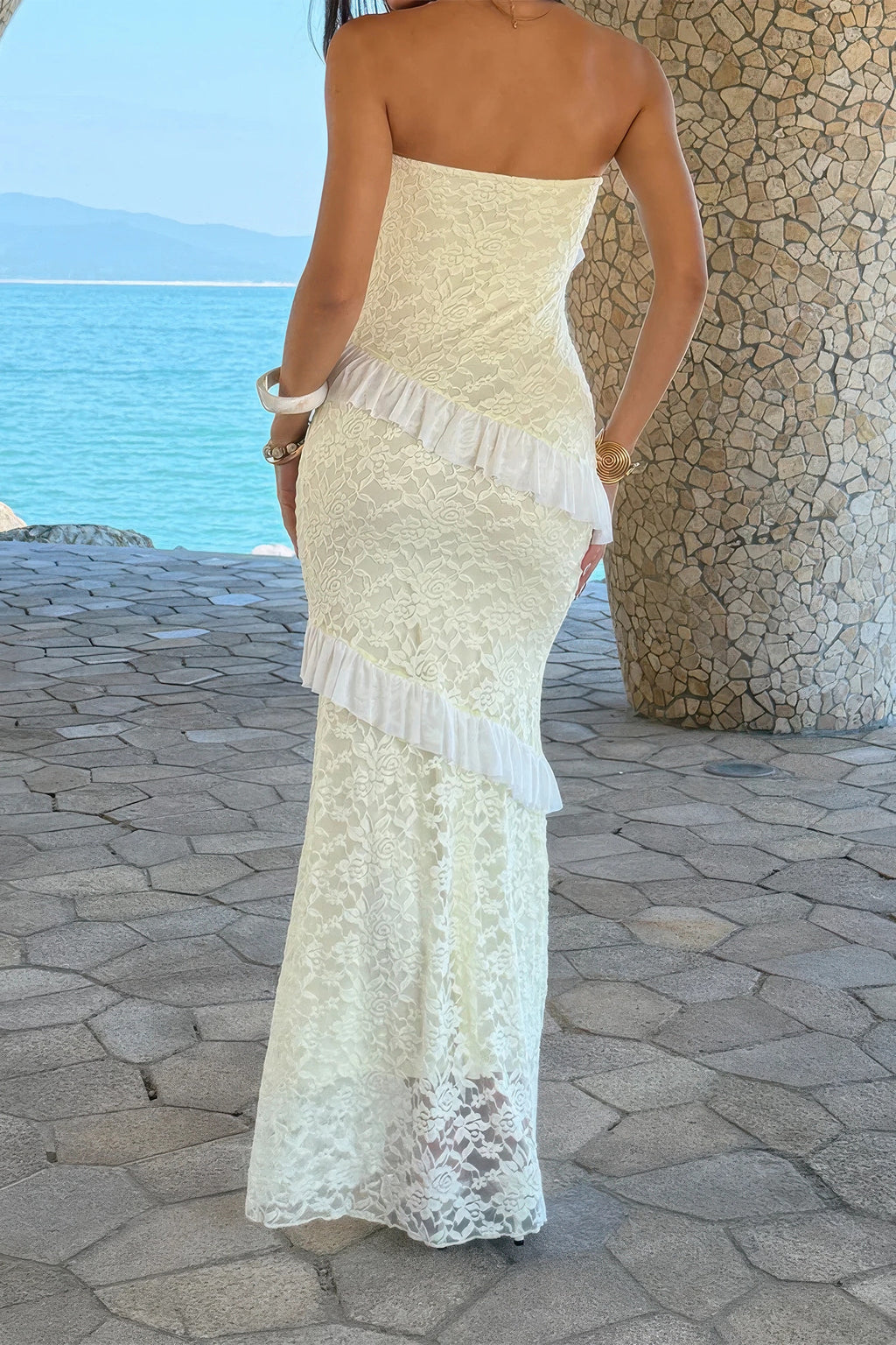 Robe maxi dentelle ivoire bustier bandeau, volants superposés sur toute la longueur.