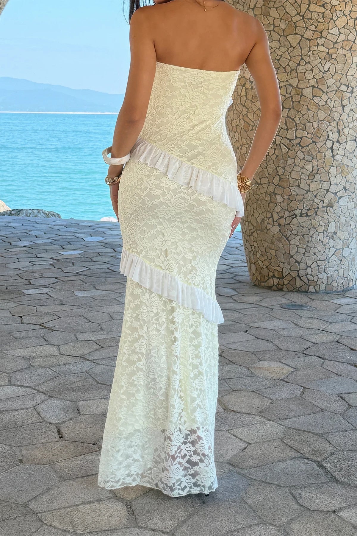 Robe maxi dentelle ivoire bustier bandeau, volants superposés sur toute la longueur.