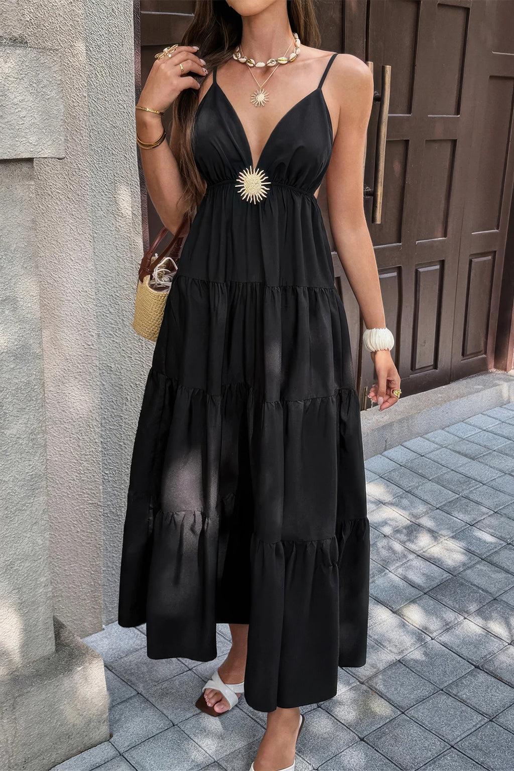 Robe maxi noire dos ouvert sans manches, décolleté en V, jupe évasée à volants