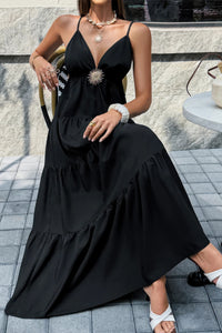 Robe maxi noire sans manches dos ouvert, corsage décolleté en V, volants sur la jupe