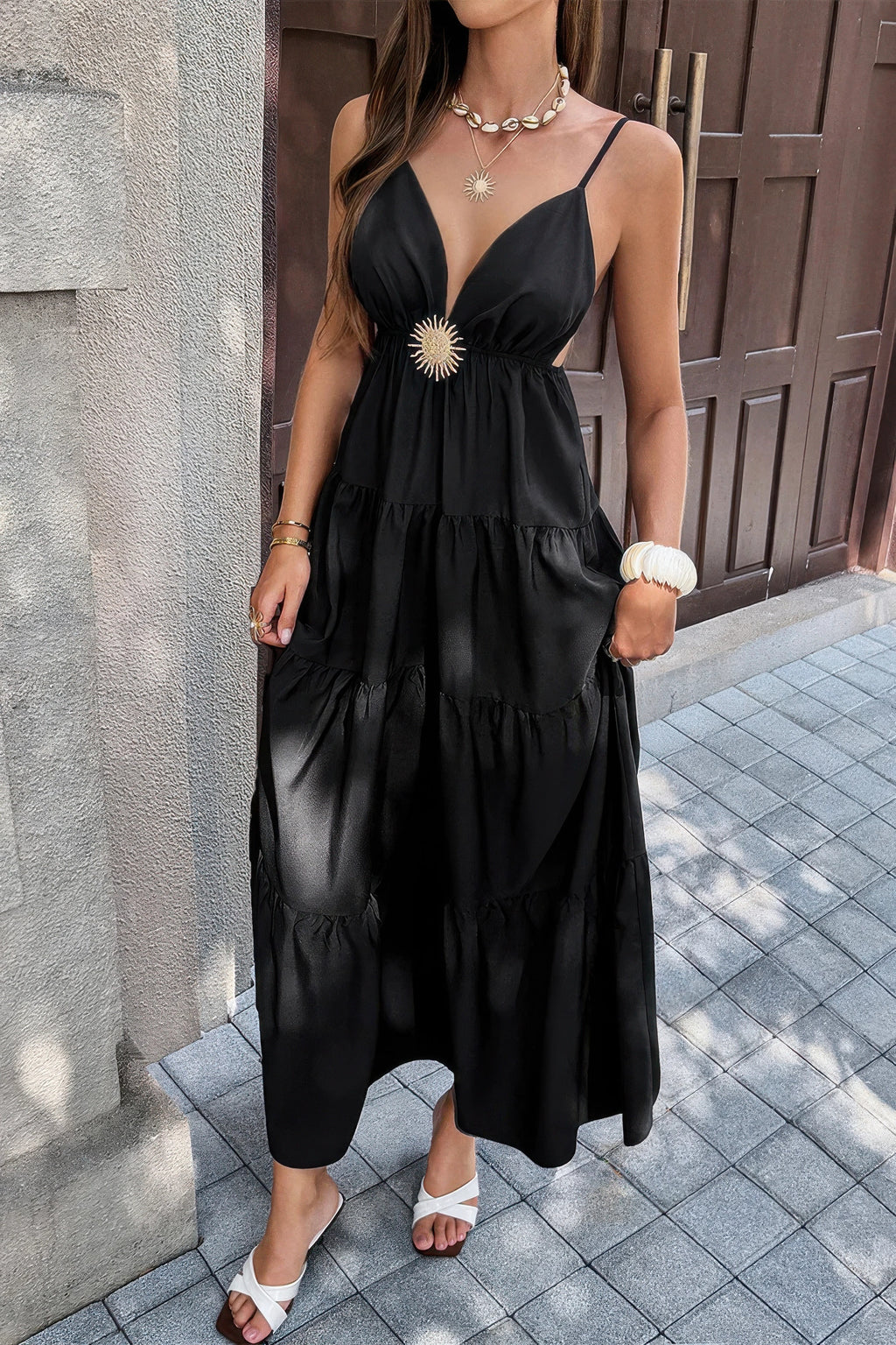 Robe maxi noire dos ouvert sans manches, taille haute, jupe longue à volants