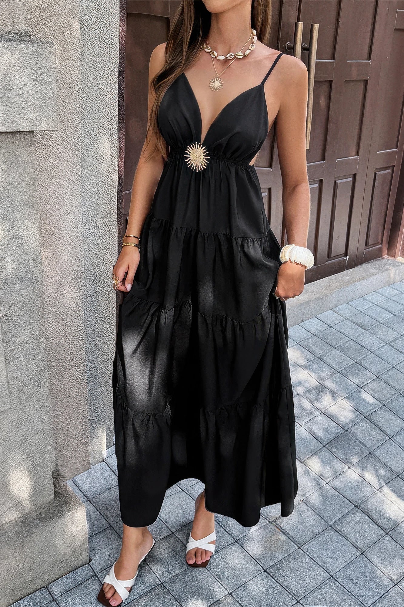 Robe maxi noire dos ouvert sans manches, taille haute, jupe longue à volants