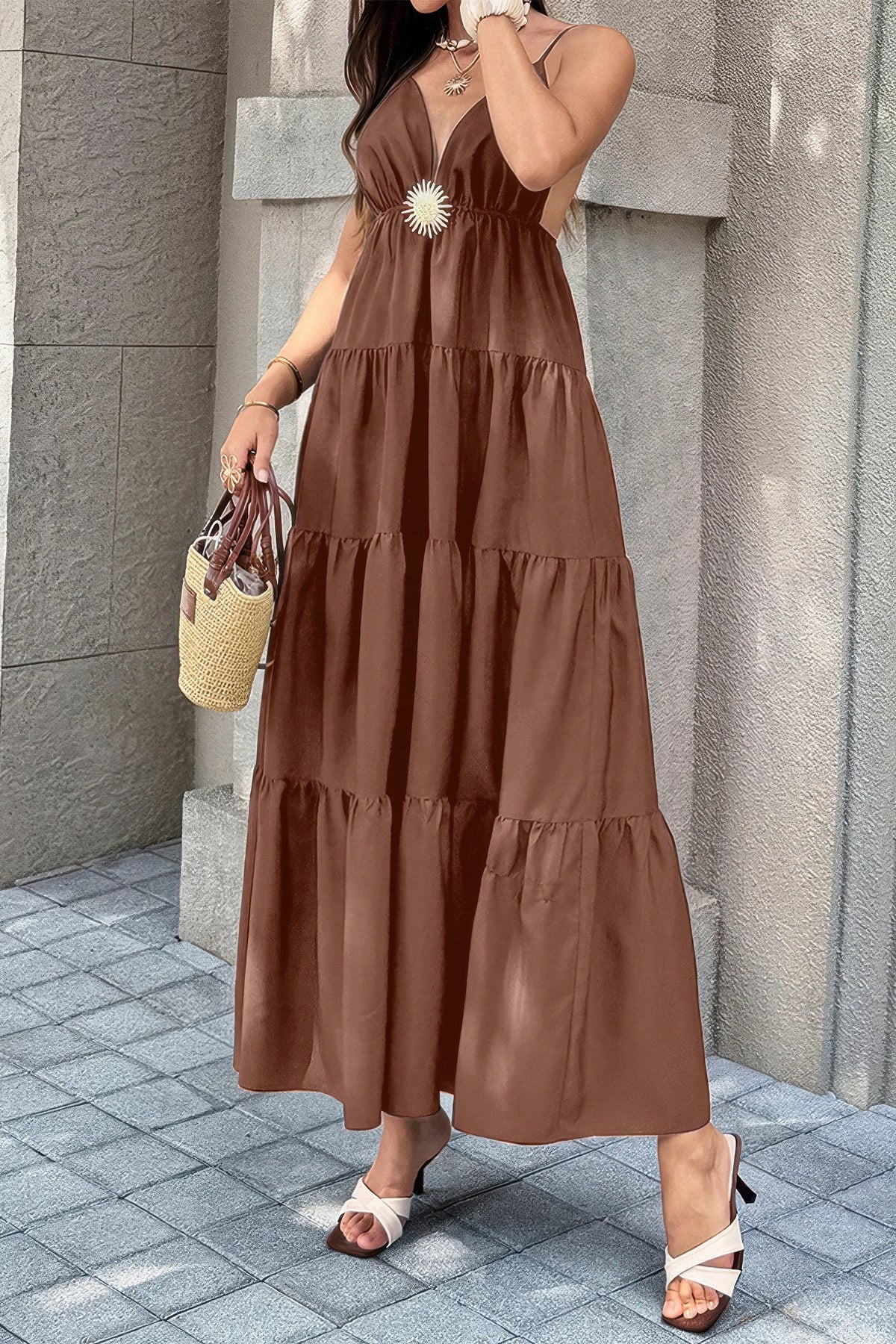 Robe maxi marron dos ouvert sans manches, décolleté en V, jupe longue à volants