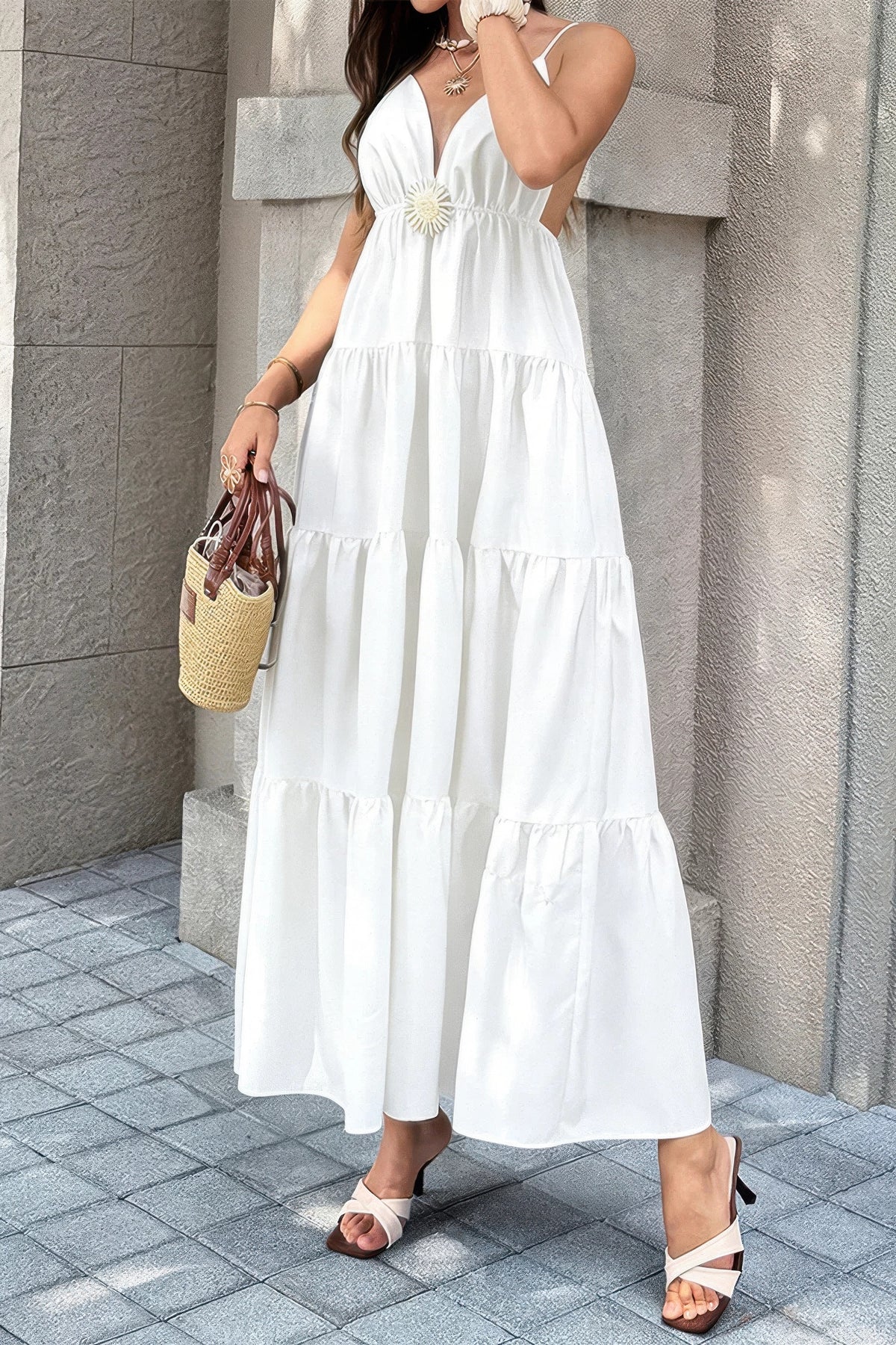 Robe maxi blanche dos ouvert sans manches, décolleté en V, jupe longue à volants