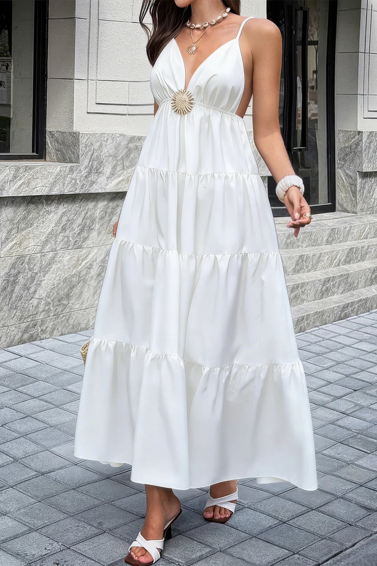 Robe maxi blanche sans manches à taille haute, décolleté en V, jupe à volants