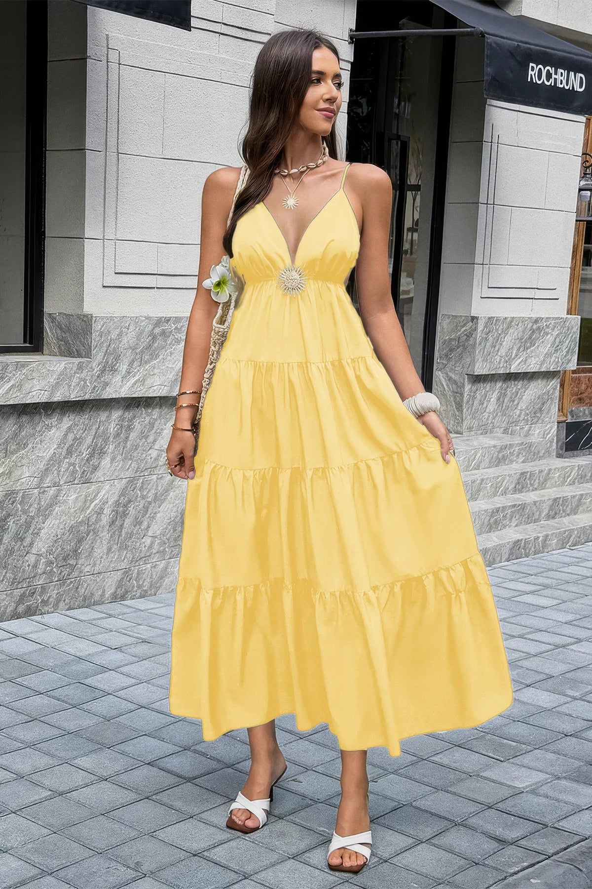 Robe maxi jaune sans manches à taille haute, décolleté en V, jupe évasée à volants