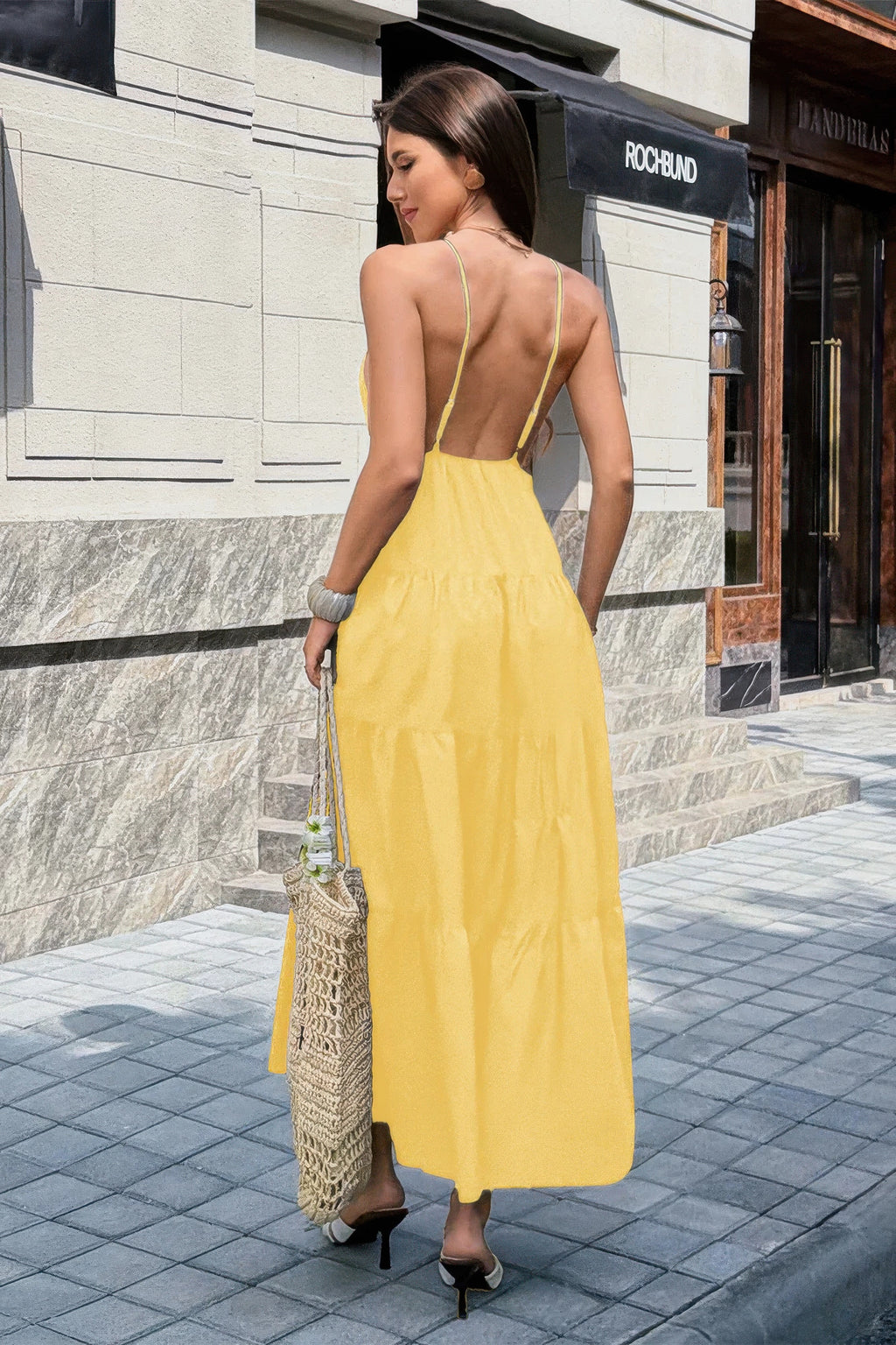 Robe maxi jaune à dos nu, bretelles fines, taille haute, jupe évasée à volants