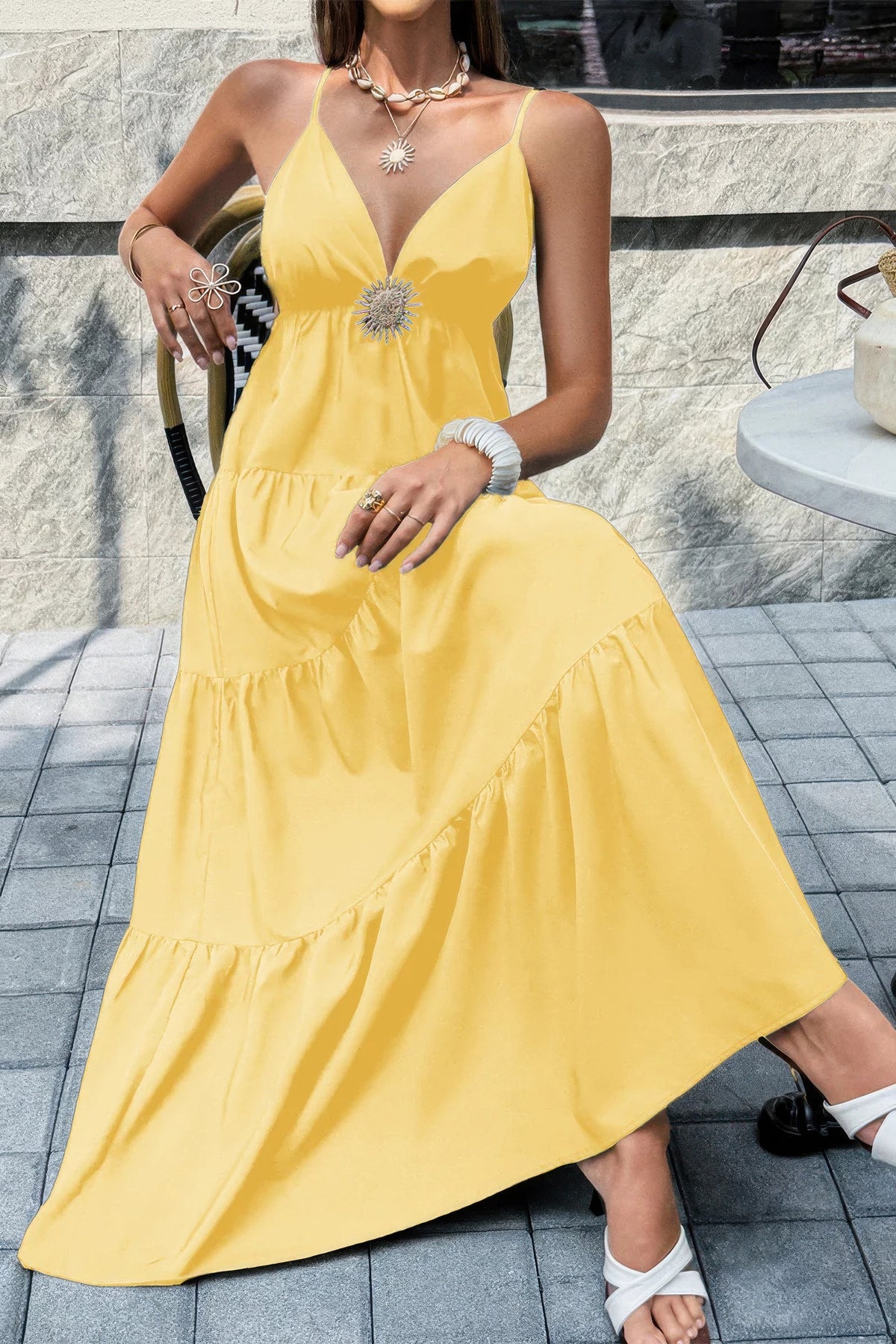 Robe maxi jaune sans manches, décolleté en V, motif floral au buste, volants